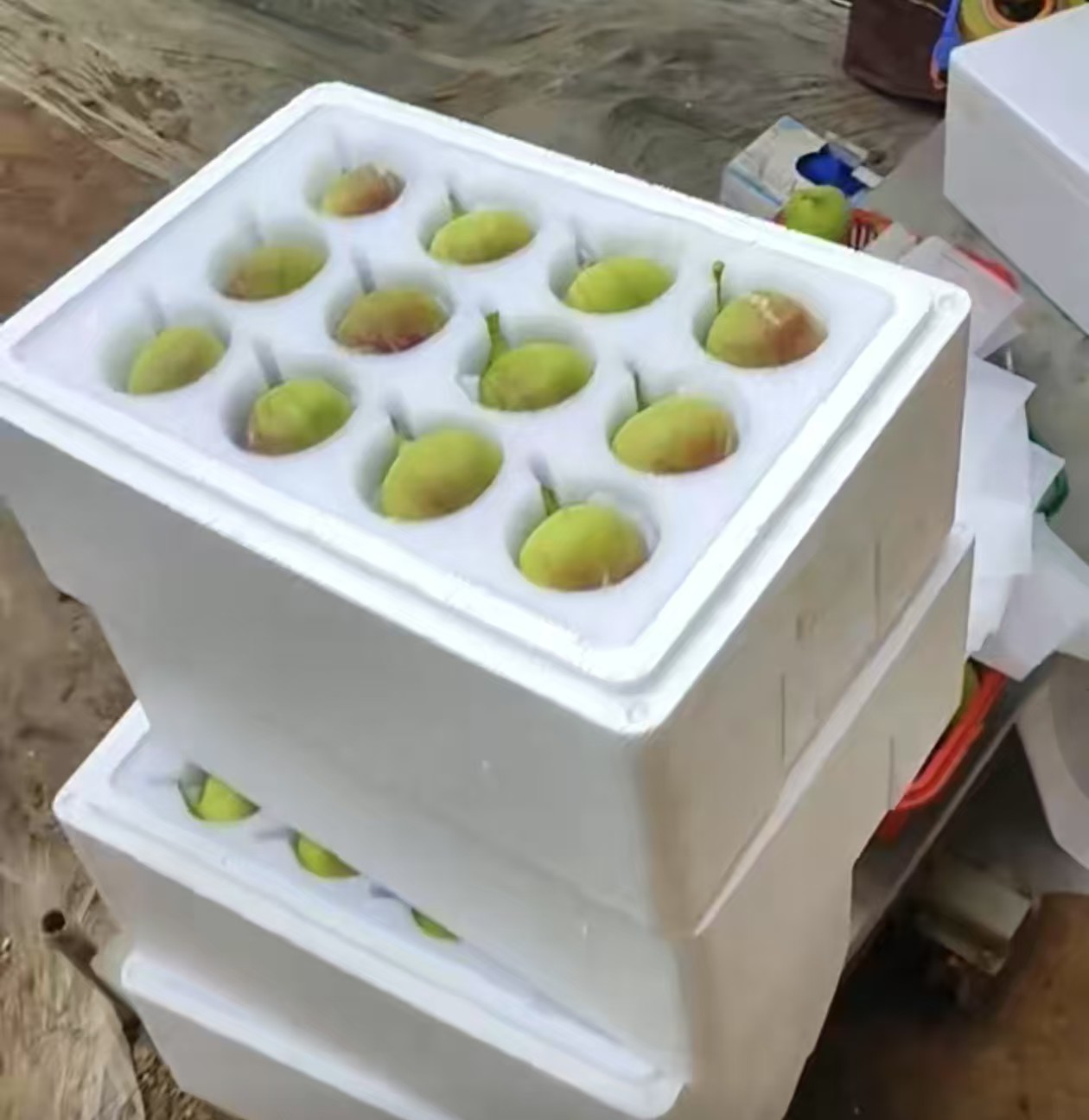 泡沫箱淡黄绿水果